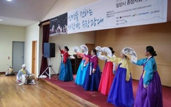 신명을 전하는 사랑방 유랑광대 공연 이미지